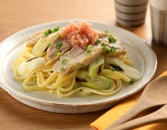 焼きネギと蒸し鶏の明太子サラダパスタ