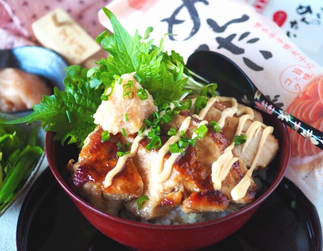 鶏むね肉と明太マヨのピリ辛丼